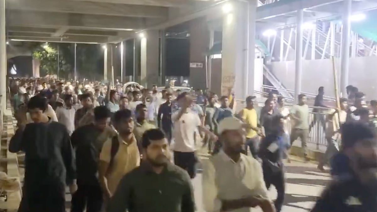 X Screengrab/@basherkella : Students And Paramilitary Forces Clash In Dhaka